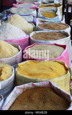 Frutta secca e legumi in un mercato in stallo in Marocco Foto Stock