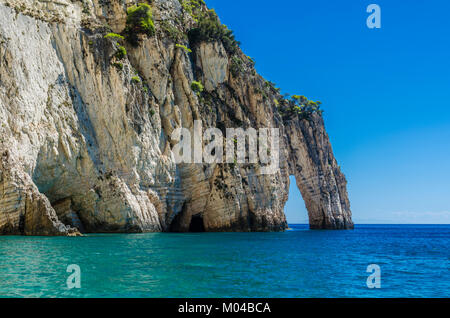 Vista panoramica delle barriere coralline e le loro formazioni con variazioni di colore dell'acqua man mano che ci si avvicina alle rocce sulle rive dell'isola di zakyn Foto Stock