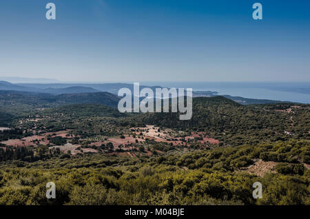 Territorio dell'isola di Kefalonia con i suoi campi coltivati sulle montagne e sullo sfondo il mare Ionio in prossimità argostoly city Foto Stock