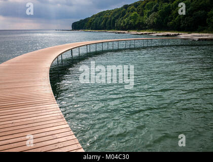 Accedere lavato fino sulla spiaggia infinita scultura Bridgea dall'architetto danese studio Gjøde & Povlsgaard Arkitekter Foto Stock