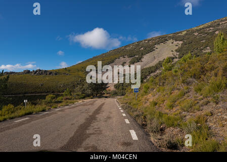 Strada nel paesaggio di montagna a Las Batuecas parco naturale a Salamanca, Spagna. Foto Stock