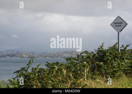 Passante posto cartello stradale su una singola traccia strada vicino a Paisley in Wester Ross, Scozia Foto Stock