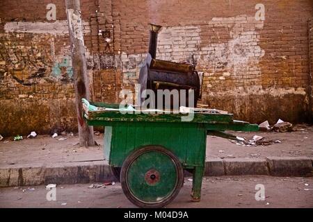 Venditore di frutta in una strada del Cairo in Egitto Foto Stock