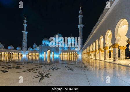 L'architettura della Sheikh Zayed Grande Moschea di Abu Dhabi, Emirati arabi uniti Foto Stock