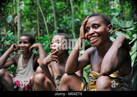 Le donne da Baka tribù sono a riposo nella foresta e cantare canzoni. Foto Stock