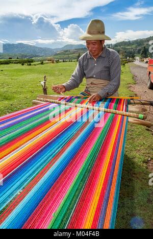 Un uomo la tessitura nelle Ande peruviane a Taquile isola a Puno a o gennaio 2th, 2008. Foto Stock