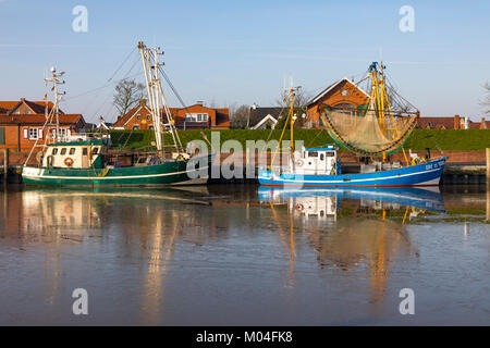 Il porto di pesca di Greetsiel, Frisia orientale, Ostfriesland, Bassa Sassonia, Germania, pescherecci con reti da traino adibiti alla pesca di gamberetti, shrimpcutter, nel porto, leggera copertura di ghiaccio sul w Foto Stock