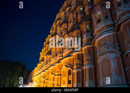 Jaipur, Rajasthan, India, 25th gennaio 2017: Hawa Mahal, Palazzo dei Venti che è stato costruito nel 1799 dal Maharaja Sawai Pratap Singh Foto Stock