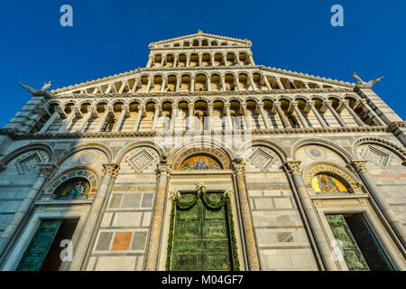 La facciata esterna comprese le porte di bronzo della Cattedrale di Santa Maria Assunta, il Duomo di Pisa Italia Foto Stock