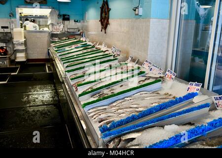 Pesce fresco posa su ghiaccio a un mercato di pesce, Maryland, Stati Uniti d'America Foto Stock