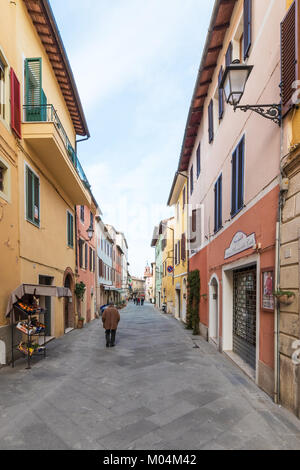 Asciano, Italia - una bella cittadina in provincia di Siena, Regione Toscana, nel cuore delle Crete Senesi. Foto Stock