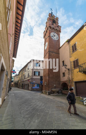 Asciano, Italia - una bella cittadina in provincia di Siena, Regione Toscana, nel cuore delle Crete Senesi. Foto Stock