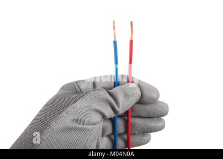 Il rosso e il blu in parallelo i fili elettrici in mano con guanti di protezione isolati su sfondo bianco Foto Stock
