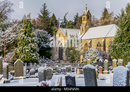 La storica Kirk di Calder, nel villaggio di conservazione di Mid Calder, West Lothian, Scozia, risale al 1541, anche se vi è stata una chiesa su t Foto Stock