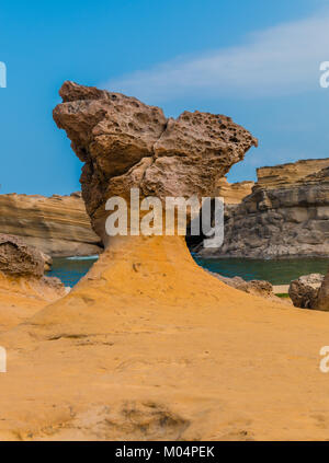 Un unico formato fungo rock con fori di diverse dimensioni che appaiono come favi al Yehliu geoparco in Taipei, Taiwan. Foto Stock