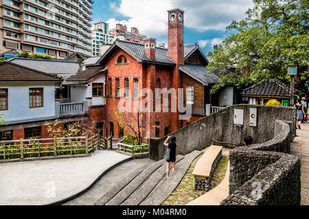 Un turista è di scattare una foto di Beitou primavera calda Museum di Taipei, Taiwan. Foto Stock