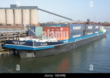 Fotografia che mostra le navi da carico Caan (ENI 02324750) e Veronique II (ENI 02326678) ormeggiate ad Hartelhaven, porto di Rotterdam. Foto Stock