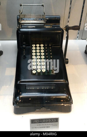 La macchina per l'aggiunta di Burroughs, esposta al Ridai Museum of Modern Science di Tokyo, rappresenta una delle prime innovazioni nel calcolo meccanico. Ha svolto un ruolo significativo nell'automatizzazione dei compiti aritmetici durante l'inizio del XX secolo. Foto Stock
