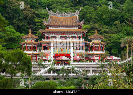 Una vista completa della cappella Lingxiao che appartiene al tempio Zhinan sulle pendici del Houshan ('Monkey " di montagna), Taipei, Taiwan. Foto Stock