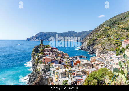 Vista dal sentiero costiero sopra il porto di Vernazza, le Cinque Terre e la Riviera Italiana Foto Stock