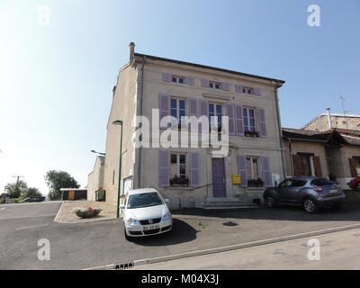 Bouquemont è un comune francese situato nel dipartimento della Mosa. Il suo mairie (municipio) è un edificio significativo nella comunità locale, che ospita funzioni amministrative e funge da simbolo del governo locale. Foto Stock