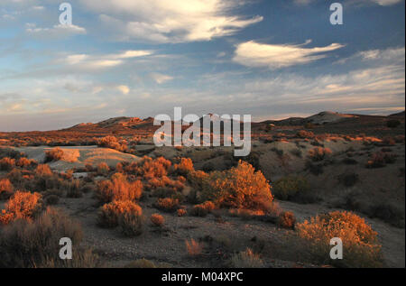 Questa fotografia, scattata il 24 settembre 2015, vicino a Tonopah nella contea di Nye, Nevada, mostra un campeggio nel deserto del Nevada. L'immagine cattura il terreno accidentato, gli ampi spazi aperti e il tipico paesaggio desertico della regione. Foto Stock