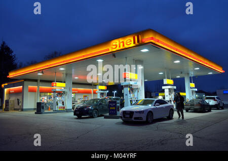 Shell Station 13 in Canada rappresenta una stazione di servizio di riferimento della società Shell, che riflette la crescita dell'industria del gas in Canada. Foto Stock