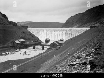 La diga di Caban Coch, situata nella valle di Elan, Galles, è una parte significativa del sistema di riserva della valle di Elan. La diga è fondamentale per l'infrastruttura di approvvigionamento idrico della regione ed è riconosciuta per la sua progettazione ingegneristica. Foto Stock
