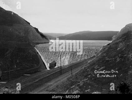 La diga di Caban Coch, situata nella valle Elan del Galles, è un importante bacino idrico utilizzato per l'approvvigionamento idrico e il controllo delle inondazioni. È conosciuta per i suoi dintorni pittoreschi e il ruolo nella gestione regionale delle acque. Foto Stock