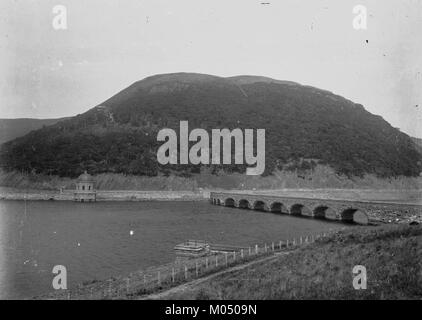 La diga di Caban Coch, situata nella valle di Elan, nel Galles, è una struttura significativa nel sistema di approvvigionamento idrico della regione. Costruito alla fine del XIX secolo, contribuisce allo stoccaggio idrico locale e agli sforzi di controllo delle inondazioni. Foto Stock