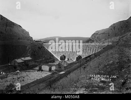 La diga di Caban Coch, situata nella valle di Elan, nel Galles, è un'importante struttura idroelettrica che contribuisce alla gestione idrica e alla produzione di energia della regione. Si tratta di una caratteristica fondamentale nel panorama locale e nella storia dell'ingegneria. Foto Stock