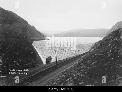 La diga di Caban Coch si trova nella valle di Elan, in Galles, e svolge un ruolo chiave nella gestione delle acque del regionÂ. Questa immagine cattura la grandezza della diga, un'infrastruttura vitale per l'area locale. Foto Stock