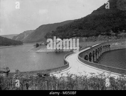 La diga di Caban Coch, situata nella valle di Elan, in Galles, fa parte di un importante sistema idrico che fornisce acqua alle regioni circostanti. Si tratta di un'importante infrastruttura gallese. Foto Stock