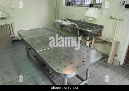 Autopsia tabella in un abbandonato Coroner's Court di Londra, Gran Bretagna Foto Stock