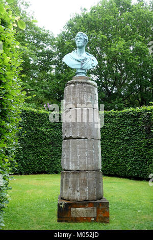 Busto del sesto duca di Devonshire, sulla cima di una colonna dal tempio di Poseidone, Capo Sounion, con iscrizione da George Howard, 7° Conte di Carlisle - Chatsworth House - Derbyshire, Inghilterra - DSC03588 Foto Stock
