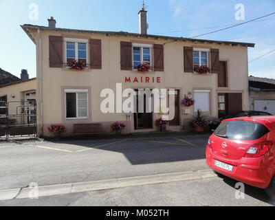 Il mairie (municipio) di Brouville, situato nel dipartimento di Meurthe-et-Moselle in Francia, è un edificio municipale che funge da centro amministrativo per le funzioni del governo locale e i servizi pubblici. Foto Stock