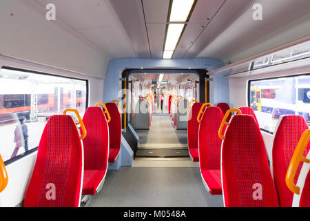 Questa immagine mostra i treni British Rail Class 707 operati da South West Trains, presentati all'InnoTrans 2016. La classe 707 è una moderna unità elettrica multipla progettata per i servizi pendolari nel Regno Unito. Foto Stock