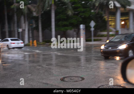 Questa immagine cattura le maree che scorrono sulle strade di Brickell, un quartiere di Miami, Florida. Mostra l'impatto dell'innalzamento del livello del mare e delle inondazioni urbane nelle città costiere, riflettendo le preoccupazioni ambientali nelle aree urbane. Foto Stock