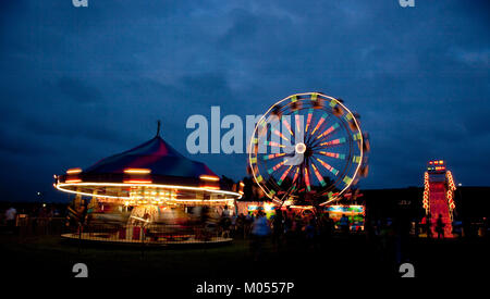 Notturno di Ferris Wheel & Merry Go Round Foto Stock