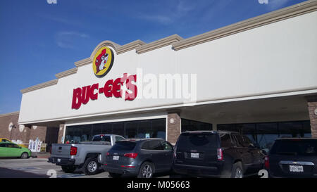 Buc-ee's è una famosa catena di minimarket e distributori di benzina, nota per le sue grandi e ben rifornite posizioni. Il Buc-ee's di Bastrop, Texas, offre una gamma di servizi e prodotti per viaggiatori e abitanti del luogo. Foto Stock