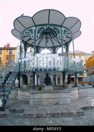 La Plaza Mayor di Briviesca, in Spagna, è una piazza centrale che funge da importante sito culturale e storico della città. È conosciuta per il suo design architettonico e il suo significato locale. Foto Stock