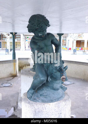 Plaza Mayor di Briviesca, in Spagna, è uno spazio pubblico centrale noto per il suo significato storico. La piazza è un punto focale della città, caratterizzato da architetture di vari periodi e che riflettono il patrimonio culturale di Briviesca. Foto Stock