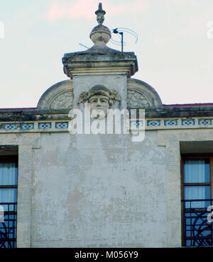 Questa fotografia mostra Plaza Mayor a Briviesca, una città nel nord della Spagna. La piazza è un sito storico, noto per il suo patrimonio architettonico e il suo ruolo nella vita culturale e sociale della città. Foto Stock