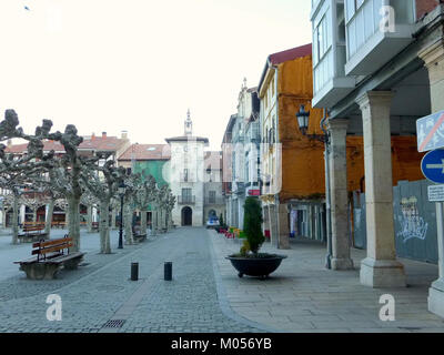 Plaza Mayor a Briviesca, in Spagna, è una piazza centrale conosciuta per la sua architettura tradizionale spagnola e il suo ruolo di centro sociale e culturale all'interno della città. La piazza riflette l'essenza della vita pubblica spagnola ed è un punto focale per eventi e riunioni della comunità. Foto Stock