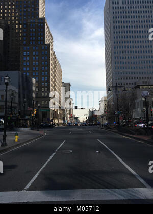 Broad Street a Newark, New Jersey, è una strada importante della città, conosciuta per il suo significato storico e culturale. Funge da strada principale ed è sede di importanti punti di riferimento. Foto Stock