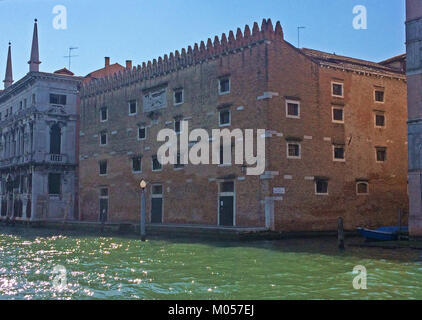 Il Canal grande è un importante canale navigabile di Venezia, in Italia. Il Deposito del Megio è un edificio storico situato lungo questo iconico canale, che riflette il patrimonio architettonico e culturale di Venezia. Foto Stock