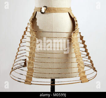 La crinolina Cage, MET CI53.72.15 F, è un indumento storico in mostra al Metropolitan Museum of Art Fu usata nel XIX secolo per sostenere le gonne grandi nella moda femminile, dimostrando le tendenze della moda dell'epoca. Foto Stock