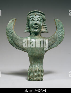 Questo piede di bronzo, a forma di sfinge, è un antico manufatto, ora ospitato al Metropolitan Museum of Art, che mostra la fusione di tradizioni artistiche e culturali di antiche civiltà. Foto Stock