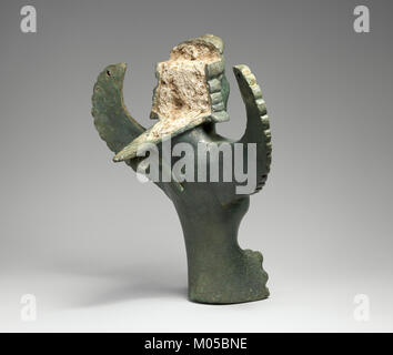 Questa scultura in bronzo raffigura un piede a forma di sfinge. Fa parte della collezione del Metropolitan Museum of Art, che mostra l'artigianato di antiche civiltà, in particolare l'arte egizia o greco-romana. La sfinge simboleggia forza e mistero nelle antiche culture. Foto Stock