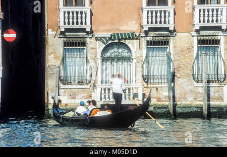 Gondoliere porta i passeggeri su Gondila cavalcare lungo i canali di Venezia.. Foto Stock
